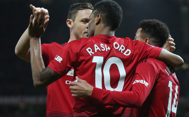 她向所有人 她向所有人